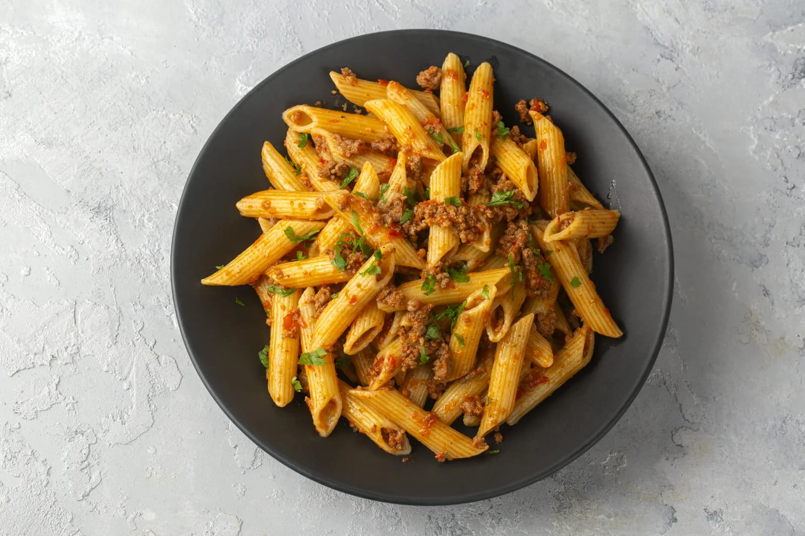 Rinder-Bolognese mit Penne