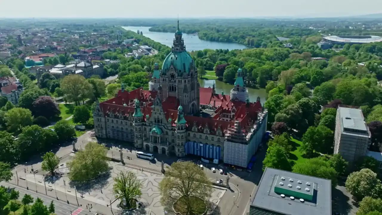 Jugendspieler trainieren Agilität an Hütchen auf dem Vereinsplatz