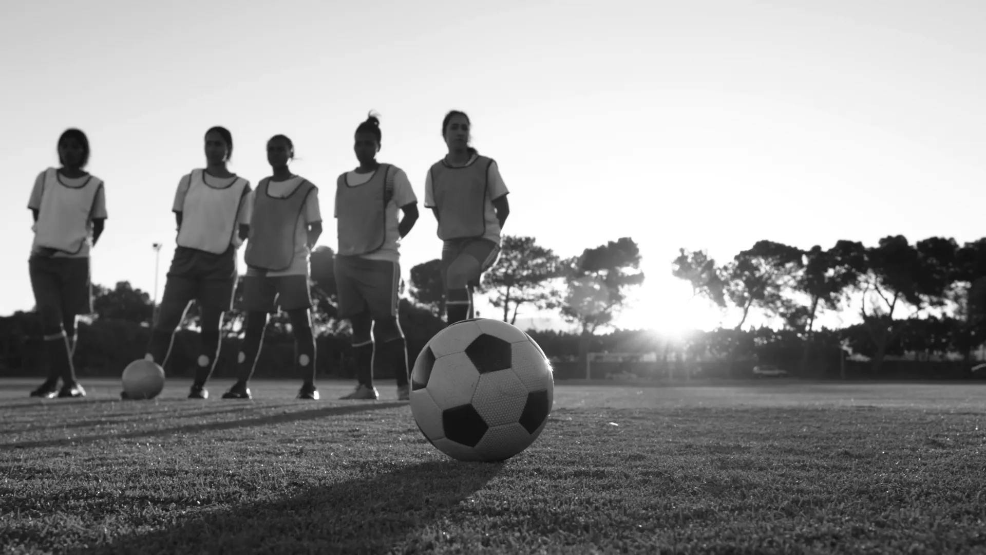 Jugendteam am Ball bei Sonnenuntergang